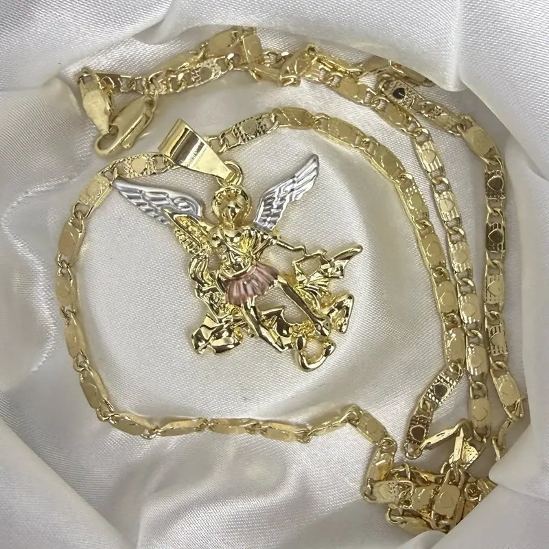 Cadena de 24” aproximadamente con dije tricolor San Miguel Archangel de Oro laminado