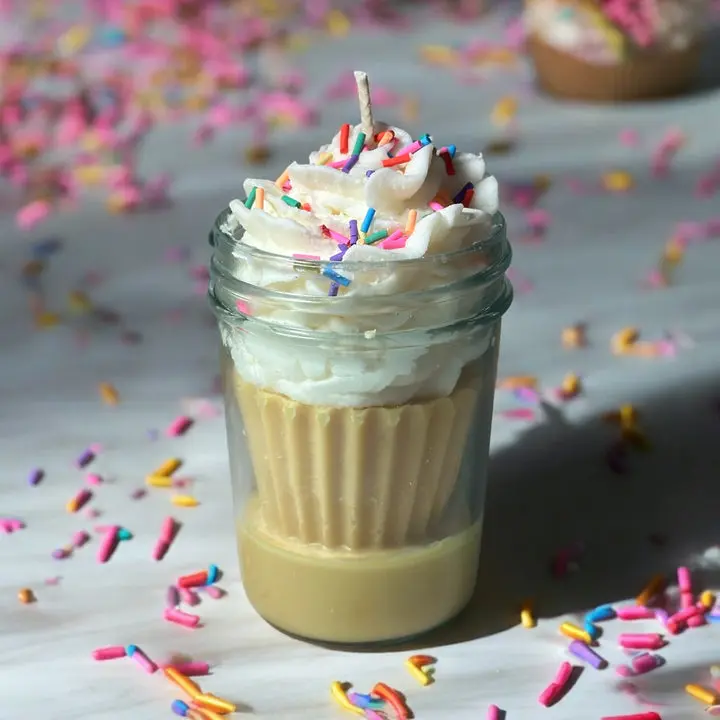 Frosted Cupcake Candle - Vanilla Aroma for Dessert Lovers - Perfect for Home Decor & Special Occasions