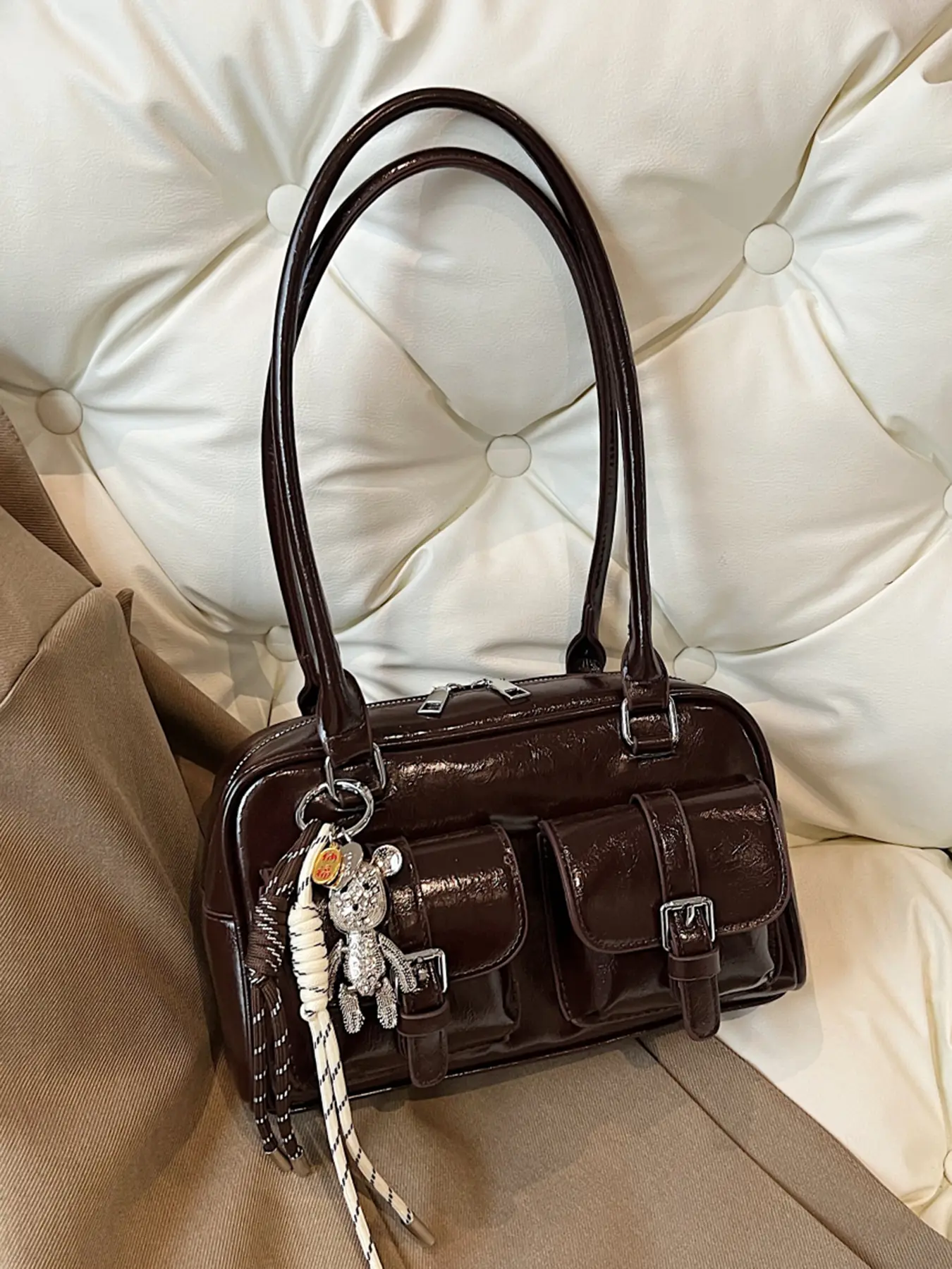 Personalized and trendy women's Embellished shoulder bag is simple and exquisite with cute pendants. It is a trendy and fashionable women's bag suitable for daily occasions such as commuting, shopping, dating, gatherings, and going out.