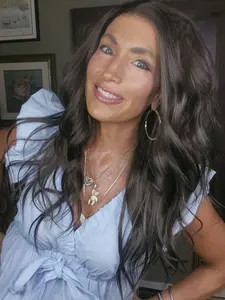 MACA BAKA Lila Ash Mocha Brown Highlight Lace Front Wig with Scandinavian Hairline Low Density 18 Inches Long Dark Chocolate Brown Natural Wavy HD Synthetic Lace Front Wigs for Women Pre Plucked