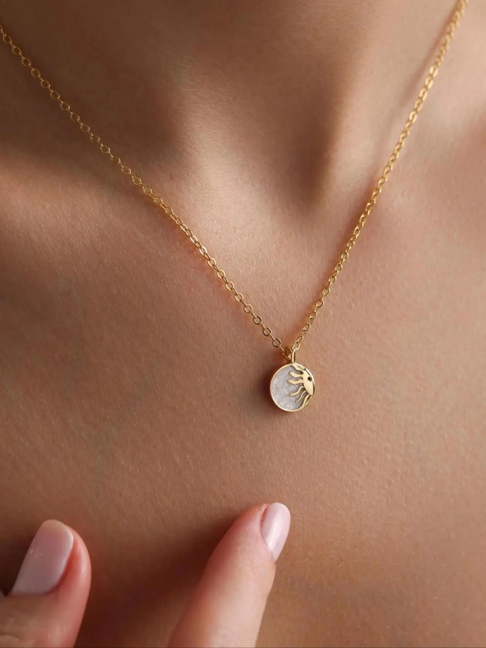 Elegant Geometric Sun Pendant Necklace, Cute Simple Style Oil-Drop Design, Perfect Gift for All Occasions, Gift Jewelry, Alloy Material, Modern Versatile Accessories, Fashionable Accessories