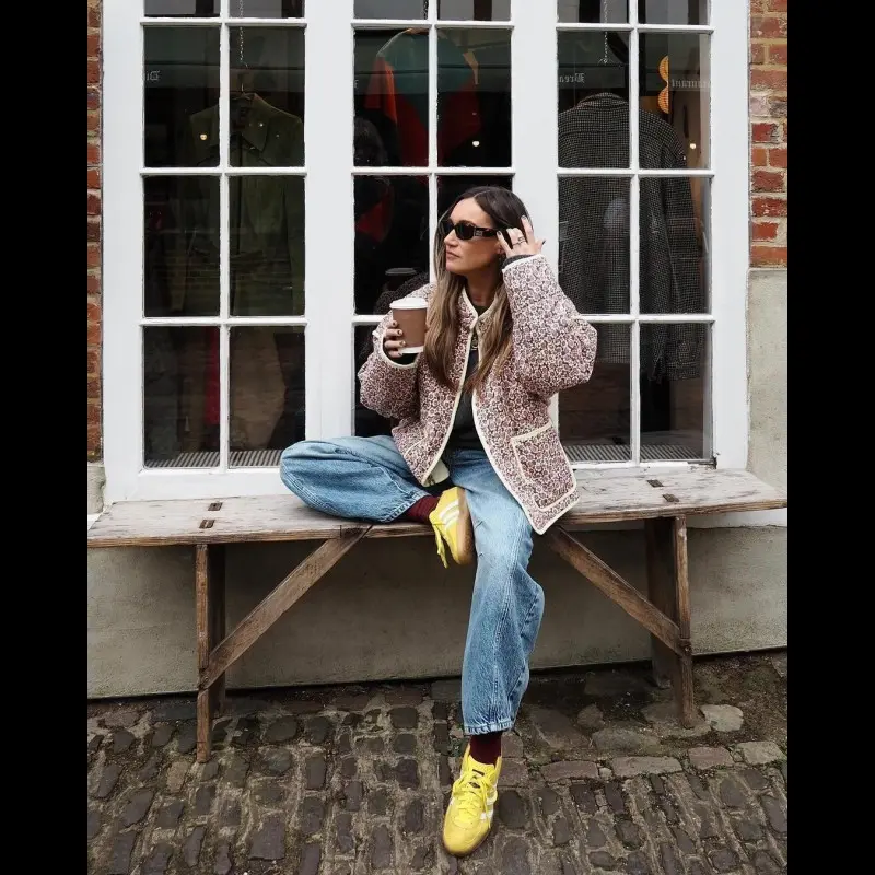 Brown small floral fragments