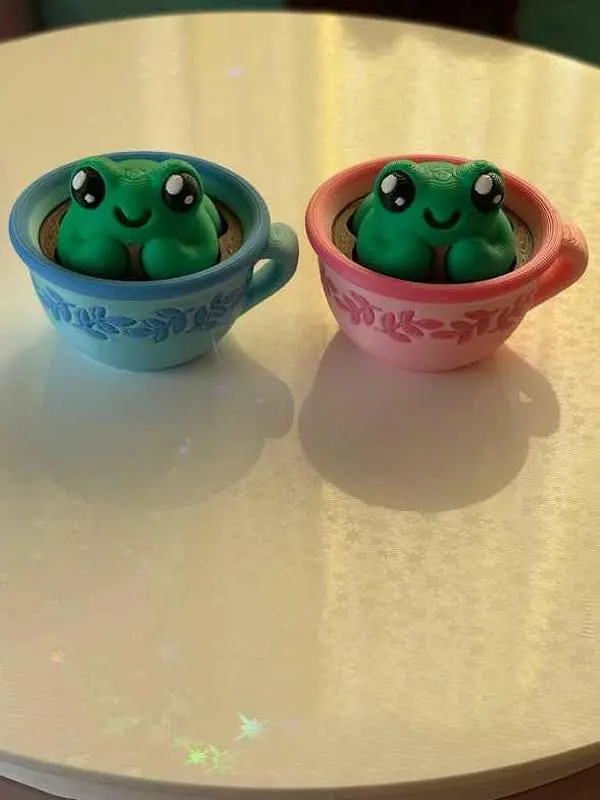 Frog Teacup Fidget Clicker Keychain - Cottagecore 3D Handmade Charm, 1 Chunk PLA Plastic Collectible, Everyday Satisfying Desktop Toy (Blue/Pink), Collectibles, Floral