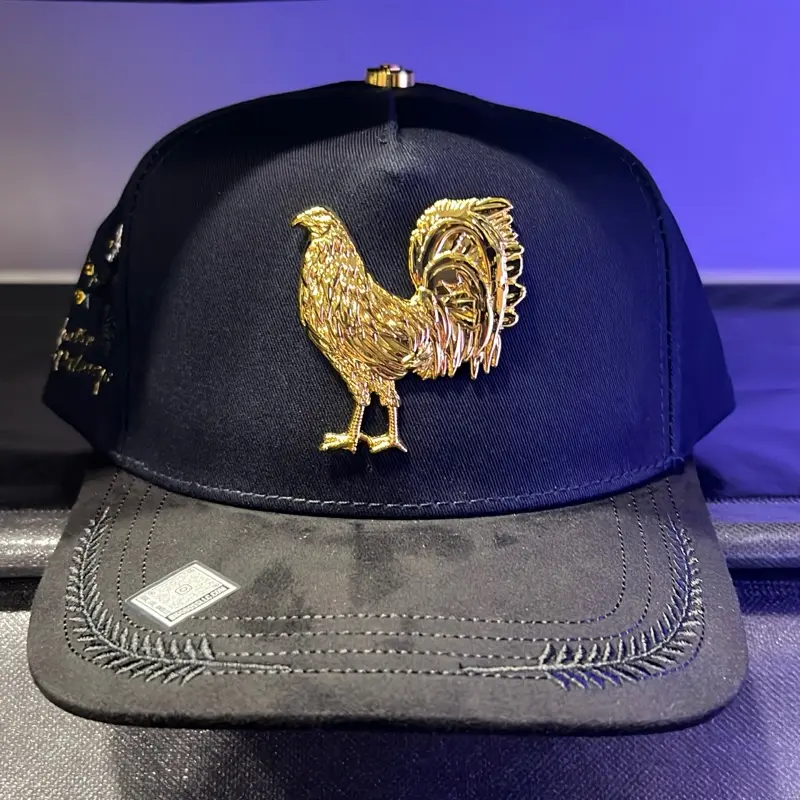 G4llo Placa Soy El Dueño Del Pale Navy Hat with Gold Rooster Emblem and Gray Brim