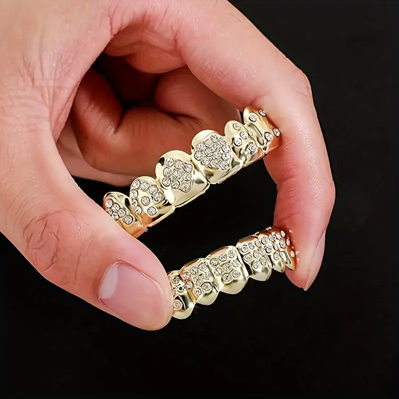 2 pc/set Men'S Hip-Hop Poker Tooth Clamp - 18K Gold Plated Plated Synthetic Cubic Synthetic Zircon ​   Dental Grills with Shiny Embellishments, Street Style Halloween Party Accessories for Men, All-Season Fashion Accessory, Halloween Party Supplies