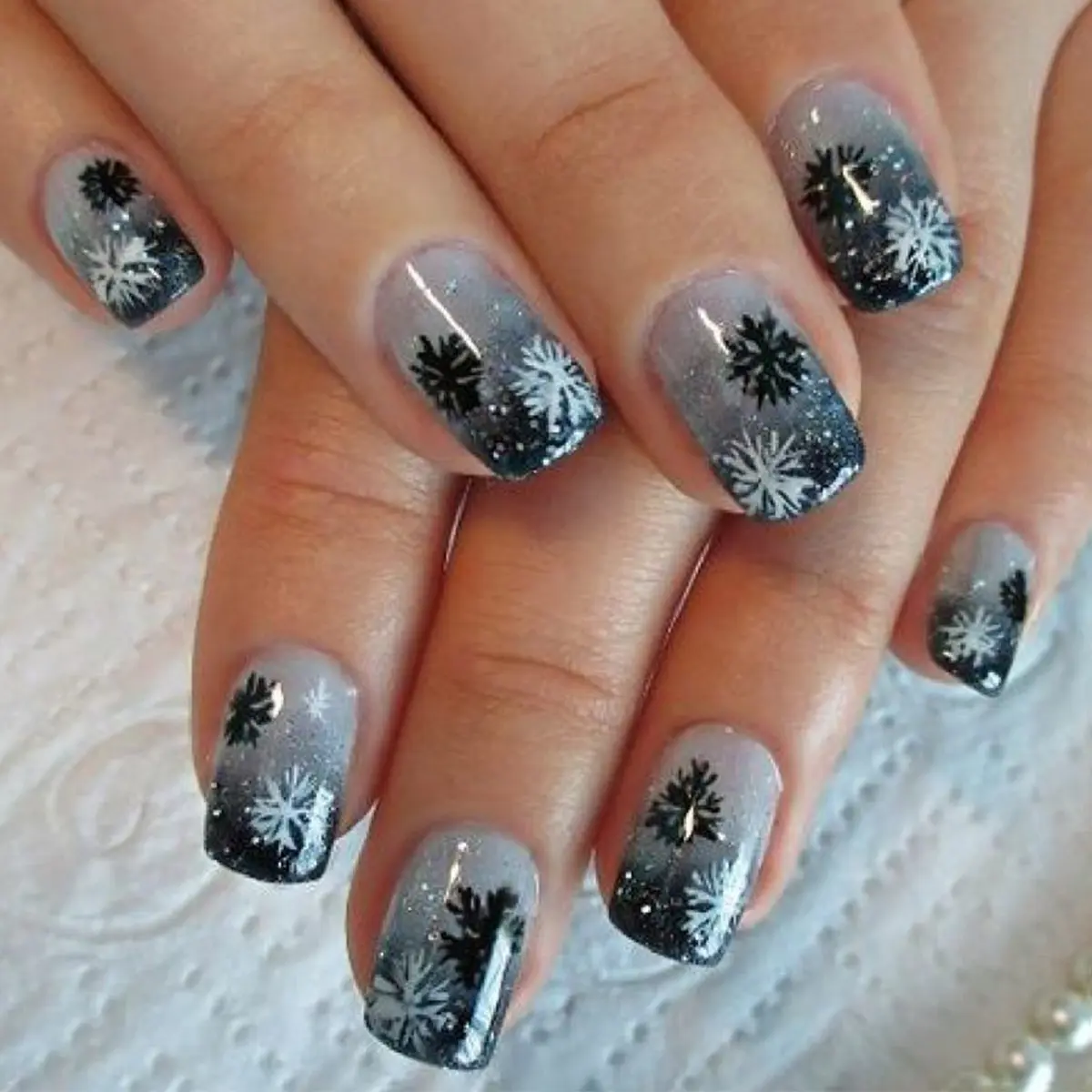Set of 24 Short Square False Nails, Gradient Snowflake Design, Includes Jelly Glue and File, Reusable for Fall Winter Dance, DIY Nail Kit