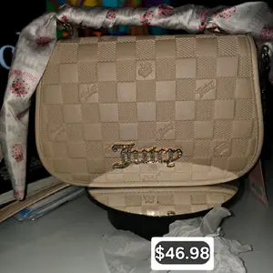 Juicy Couture Beige Checkered Crossbody Bag with Embossed Logo and Adjustable Strap @glos.vibe  @stayfadedbrand #stayfaded #glosvibe