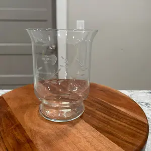 Florero redondo princess house, con una altura de 6 1/4” princess heritage.