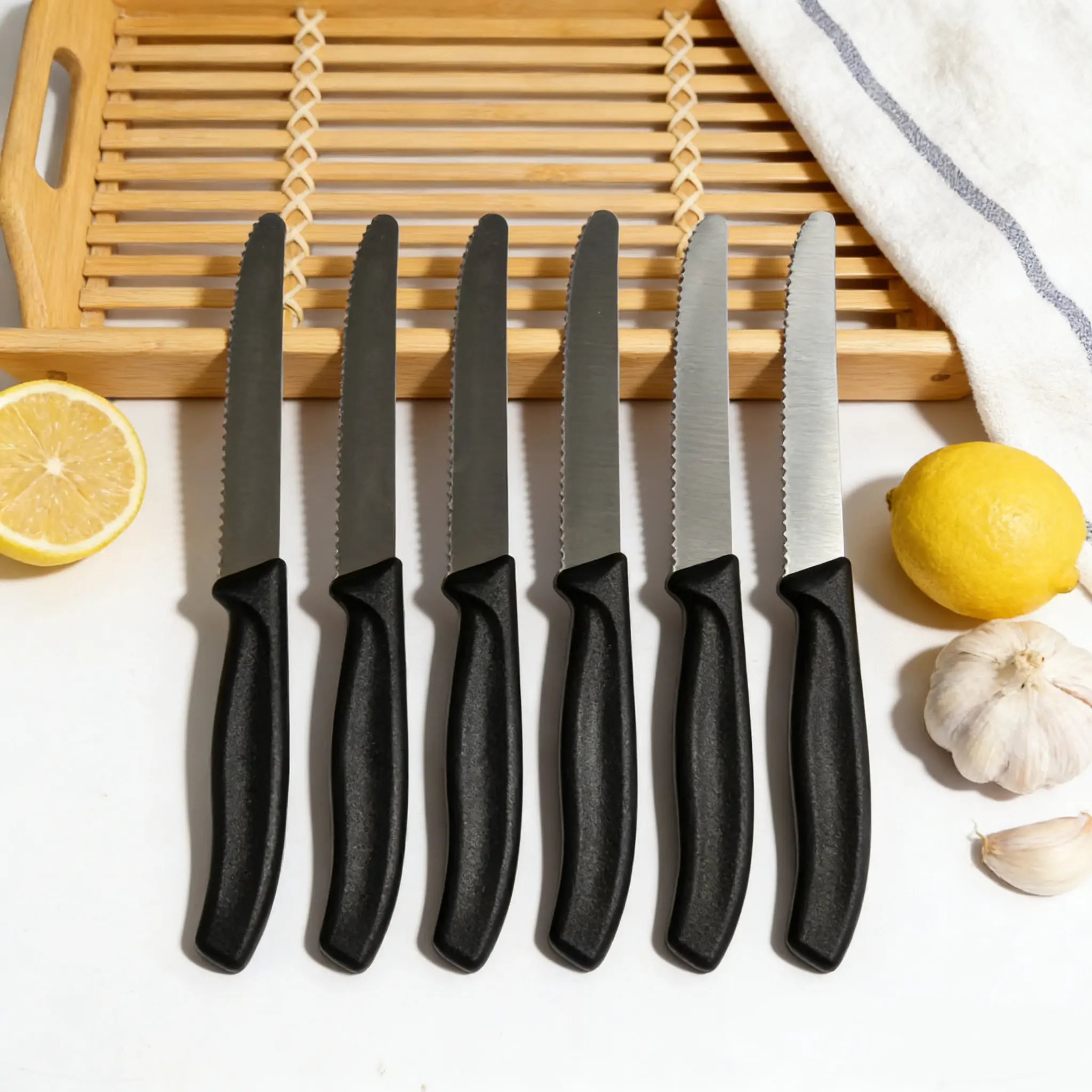 High-carbon stainless steel steak knife, with anti-sticking ergonomic ABS handle, steak knife suit, kitchen and dining room tableware set-serrated steak knife, rust-proof and portable, suitable for barbecue, camping and indoor use, a good gift.