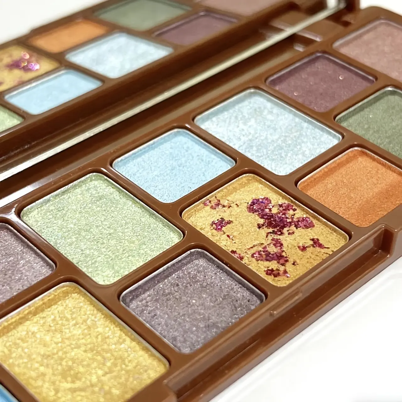 Portable eyeshadow powder exclusive for stage and music festival. Vivid color creates three-dimensional looks. Complete shades make stunning personalized eye makeup easily Eye Shadow Palette
