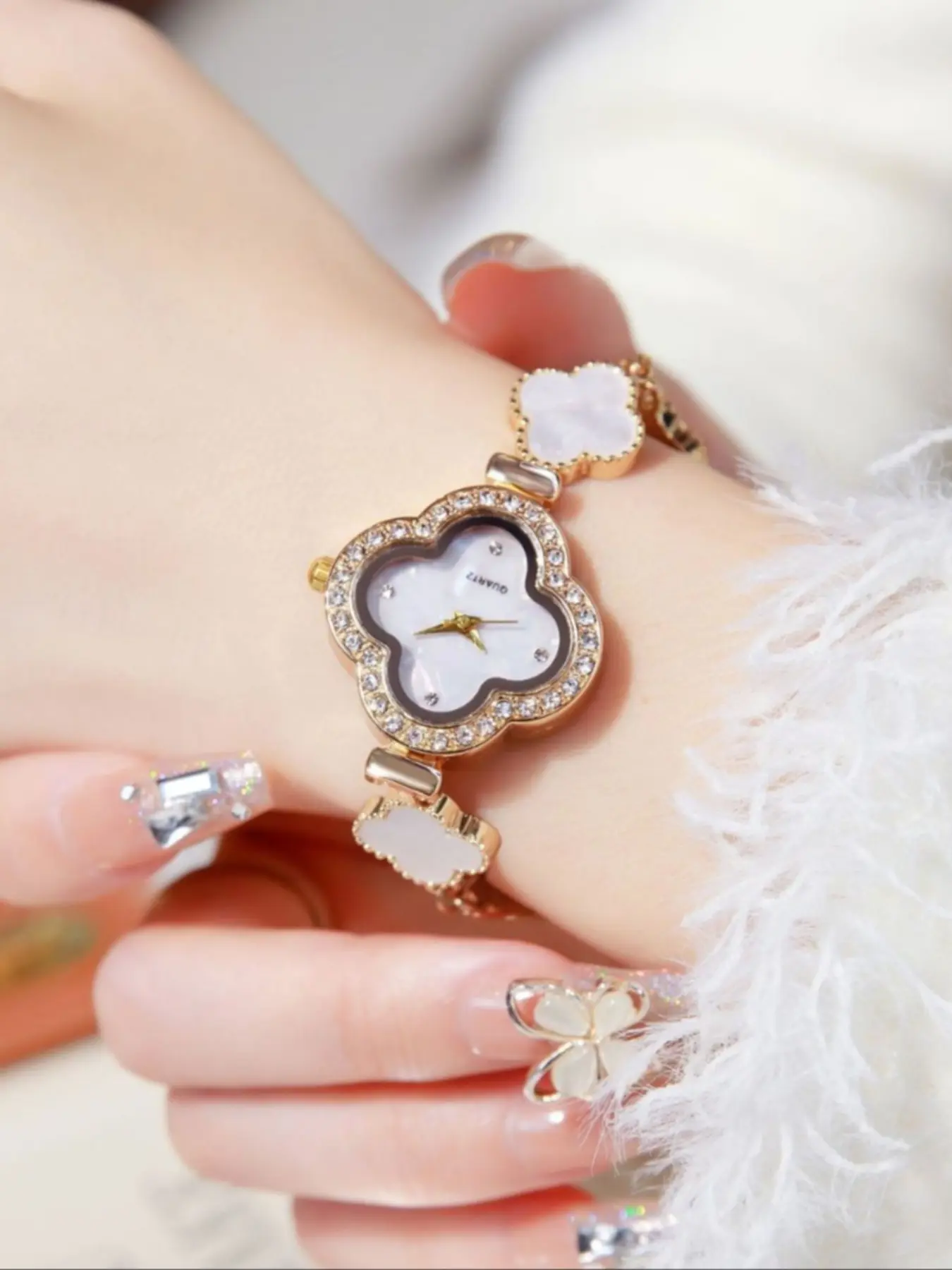 Women's Four-Leaf Clover Bracelet Watch, Rhinestone Shell Diamond Small Dial Bangle, Adjustable Wristwatch, Elegant Fashion Accessory, Quartz Wristwatches, Casual Trendy Wristwatch, Casual Analog Watch, Fashionable Stylish Watch