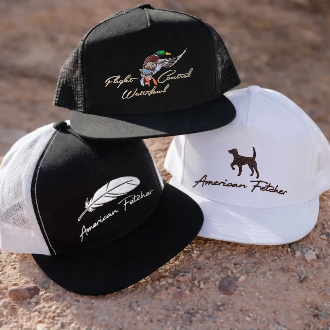 American Fetcher Snapback Trucker Hat, Bird Dog Logo Flat Bill Cap, Adjustable Mesh Back Hunting Hat, Embroidered Outdoor Sporting Design, Black and White Color Options