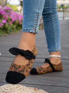 Vintage-Inspired Two-Tone Bow Women Flats