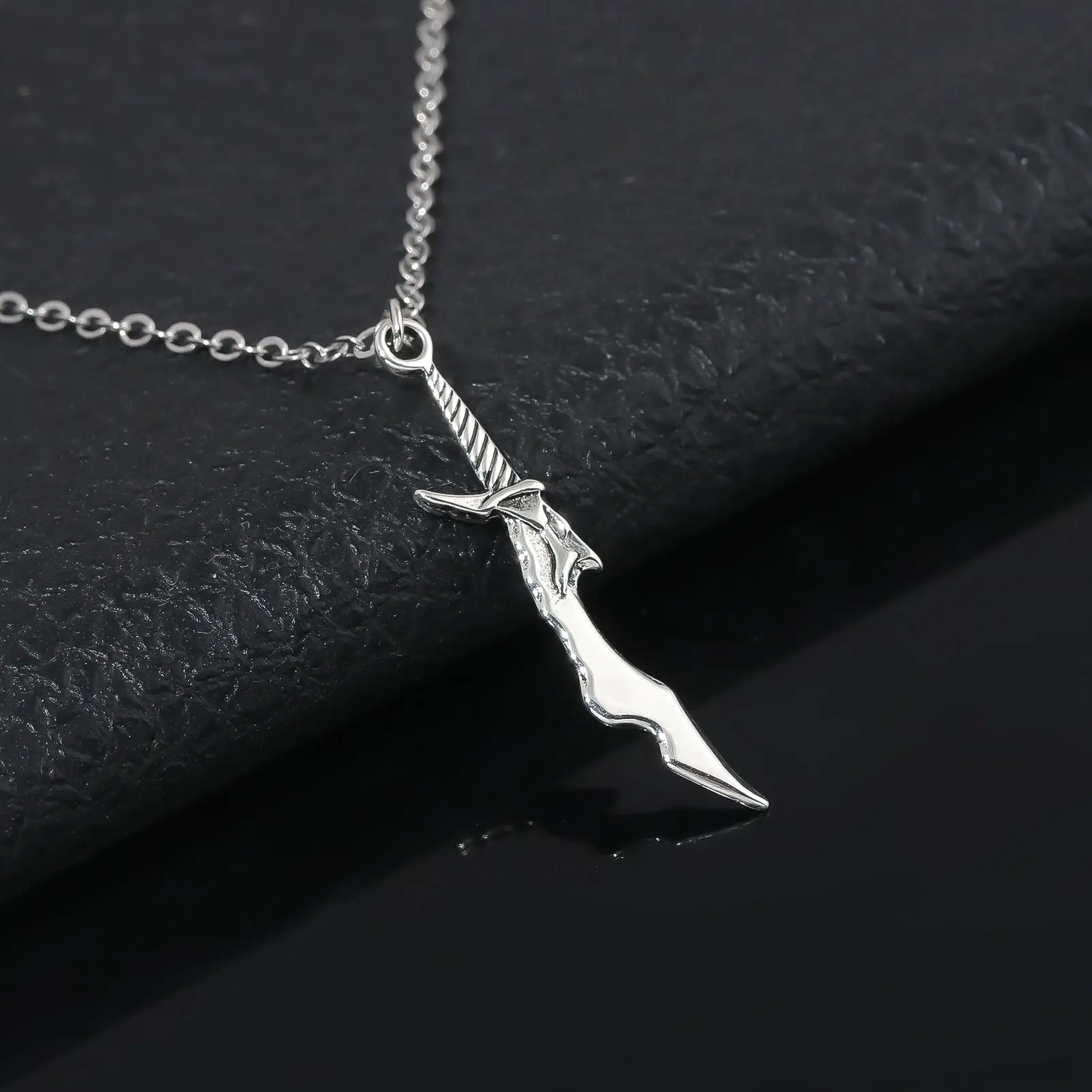 Solo Leveling Knight Killer Dagger Pendant Necklace, Sung Jinwoo Anime Metal Sword Charm Jewelry, Unisex Silver Chain Necklace, Cosplay Accessory, Gift for Solo Leveling Manhwa Fans