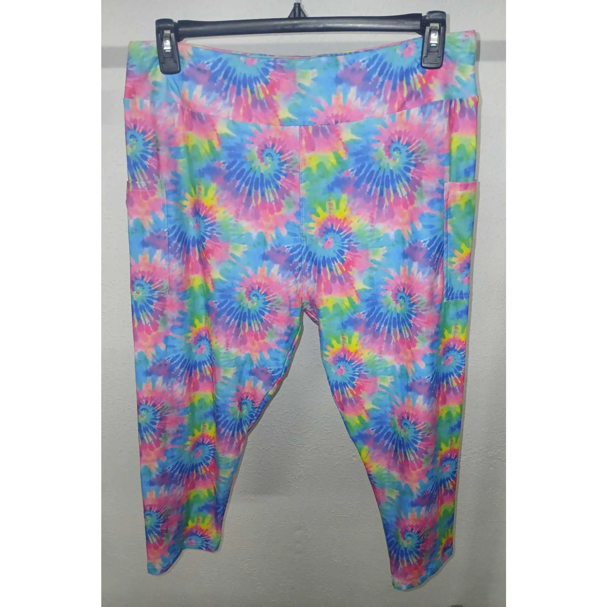 Women's Neon Paint Pour Print Capri Cut Leggings - High Waisted Athletic Wear, Below the Knee Bottoms with Functional Side Pockets, Multi-Size, Functional Pockets, Tc, Tc - 16-22/24