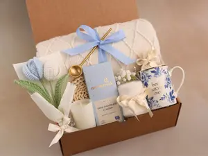 NEW Mothers Day Gift Set, Cozy Gift Box for Mom, Custom Mom Gift, Gift Basket for Mom, Gift Set for Women