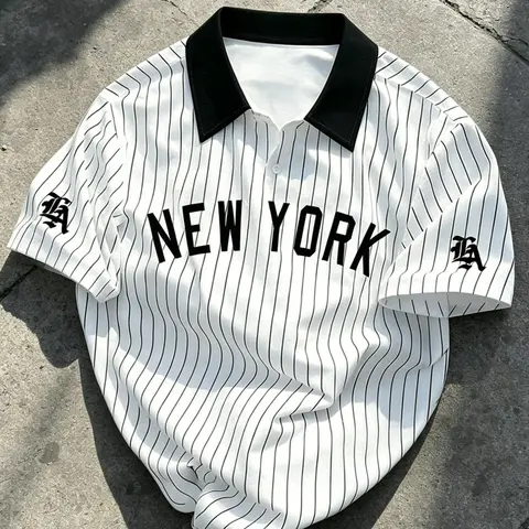 Men's Baseball Jersey Style Striped Polo Shirt, "NEW YORK" Gothic Print, Contrast Black Collar, LA Graphic Print On Sleeves, Casual Fashion Sporty, For Casual Wear, Street Style, Sports Events, Summer Vacation, Casual Sports Top, Casual Sporty Top