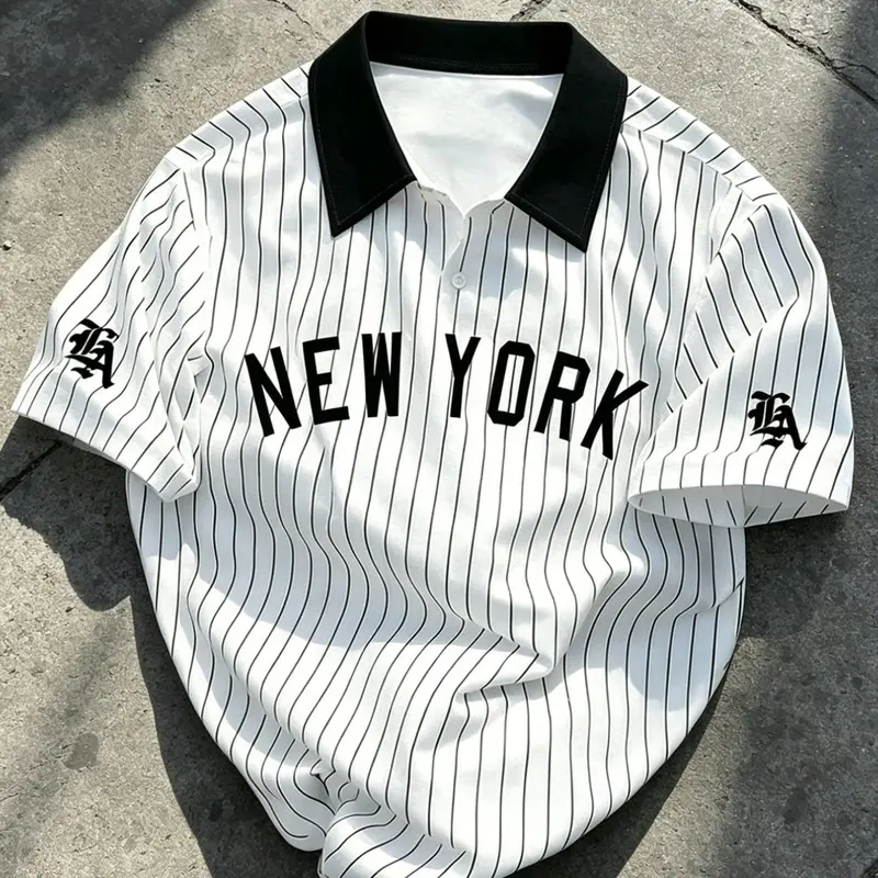 Men's Baseball Jersey Style Striped Polo Shirt, "NEW YORK" Gothic Print, Contrast Black Collar, LA Graphic Print On Sleeves, Casual Fashion Sporty, For Casual Wear, Street Style, Sports Events, Summer Vacation, Casual Sports Top, Casual Sporty Top