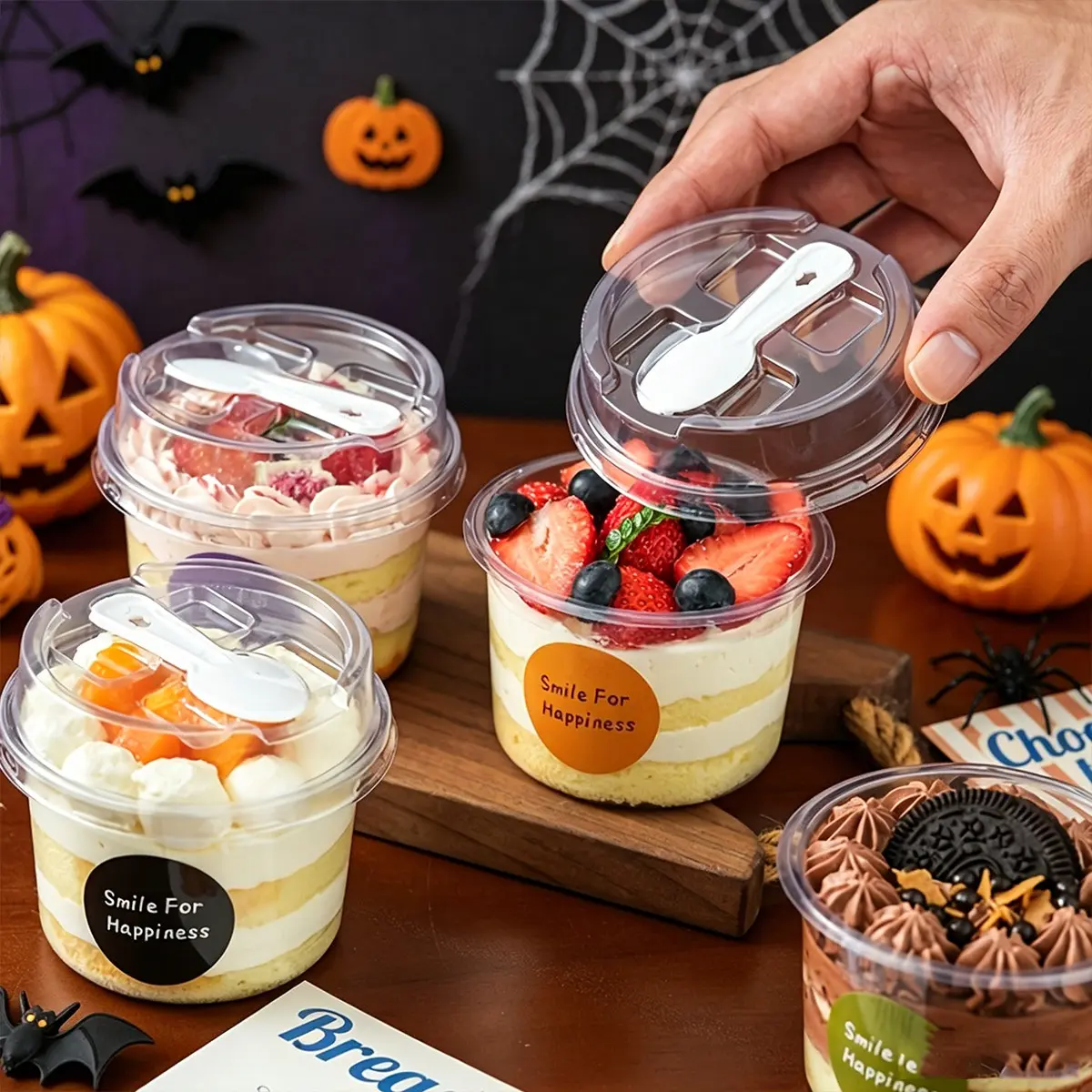 Party Round Pudding Cup with Lid and Spoon, Transparent Plastic Mousse Cake Box, Ideal for Pudding, Yogurt, Candy, Wedding Season Novelty Gift Box, Snack Containers, Clear Container