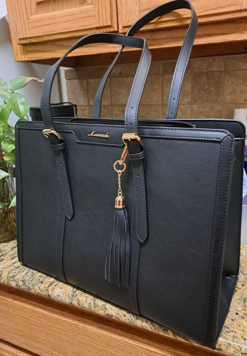 Item: Black(Leather), 15.6''