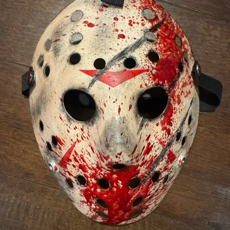 Slasher mask with cuts