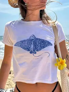 Blue Spotted Stingray Graphic Crop T-Shirt, Beachy Ocean Animal Print Short Sleeve Tee, Casual Summer Streetwear for Beach Days & Everyday Outfits, Trendy Coastal Aesthetic Cropped Top