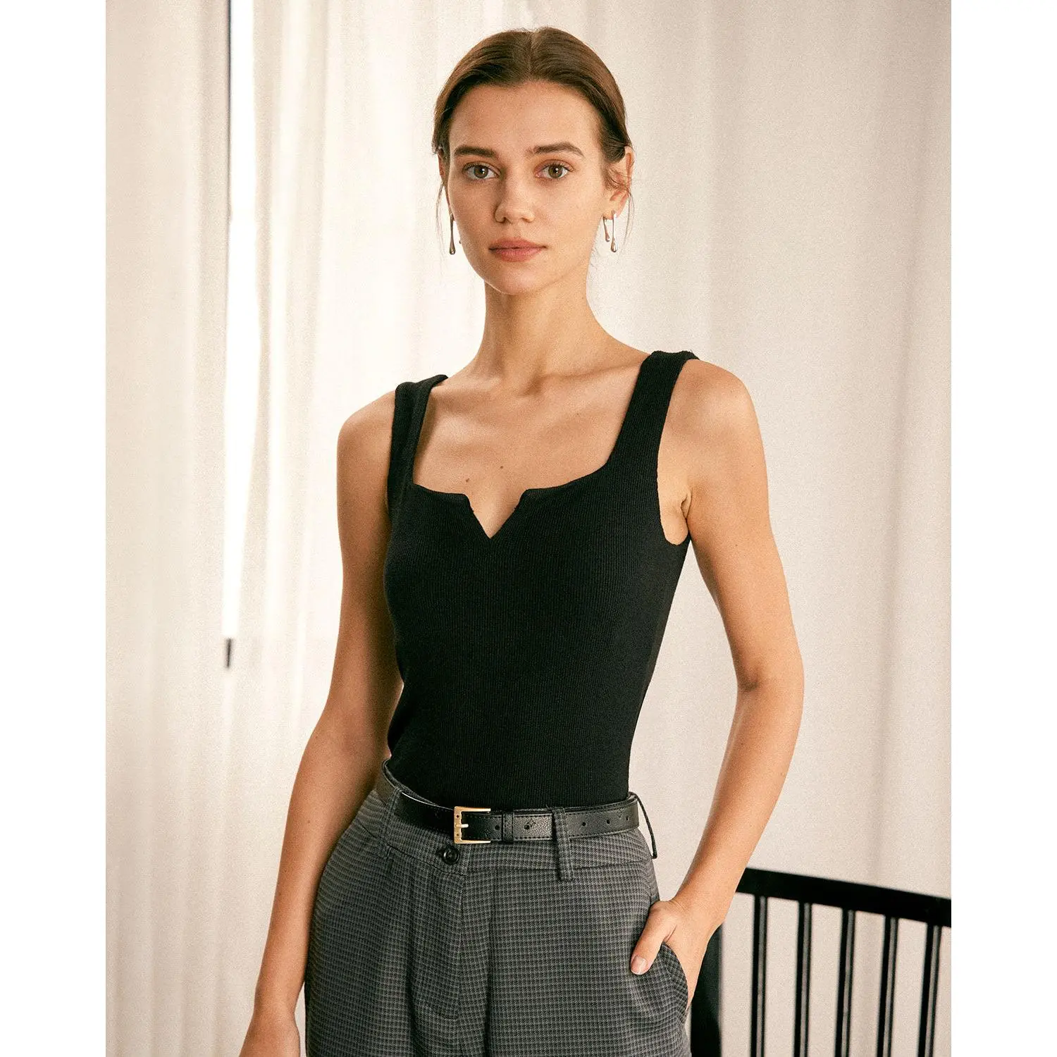 Rihoas Women's Black V Neck Ribbed Knit Sleeveless Basic Lightweight Tank Top Slim Fit, Comfortable Stretchy Polyester Nylon Viscose Spandex Fabric, Women's Top for Pairing with Jeans