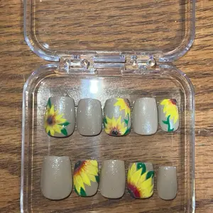 Custom short press on nails