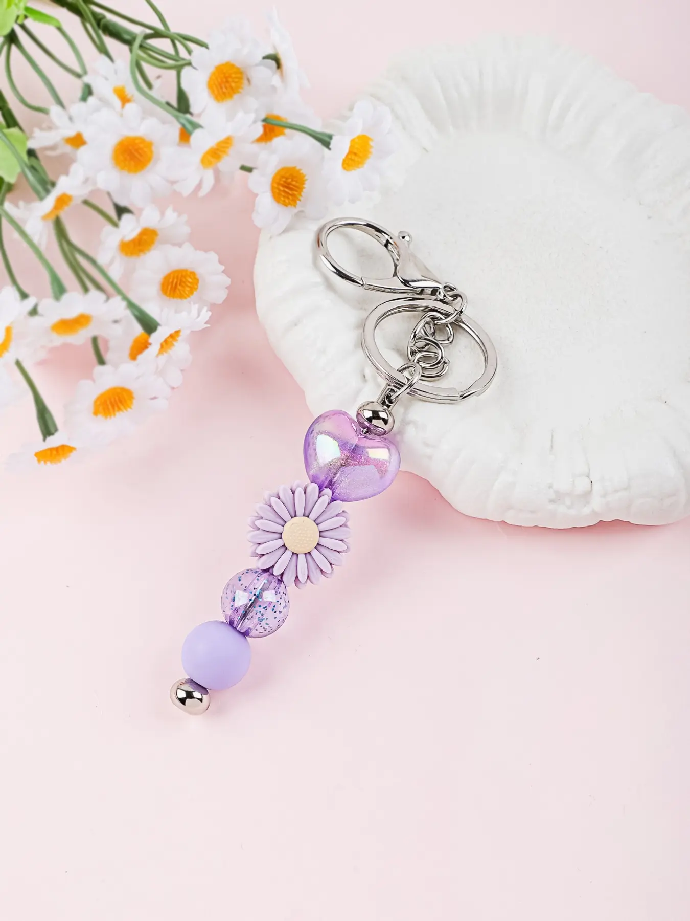 Pastel Daisy Beaded Keychain with Heart Charm, Kawaii Floral Keyring for Backpacks, Sweet Daisy Key Pendant with Heart Charm, Cute Bag Accessory, Keychain for Bags, Aesthetic Key Holder for Girls, Flower Keychain, Perfect Gift for Best Friends