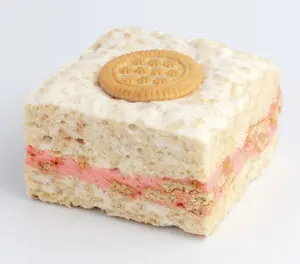 Marshmallow Crispy Cakes- Strawberry Cookies & Cream