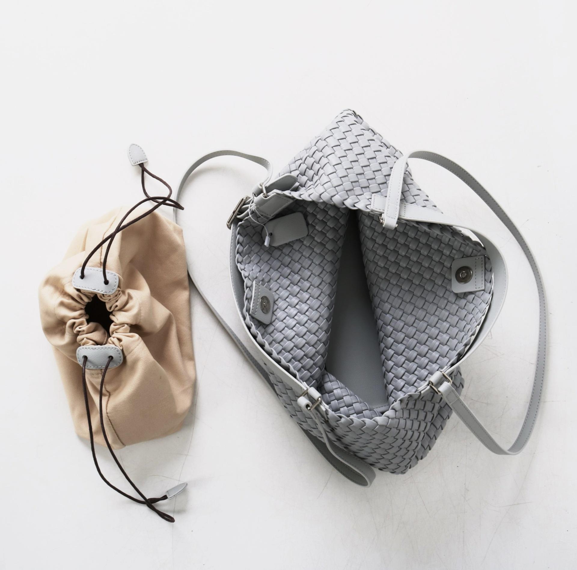 Elegant Woven Leather Shoulder Bag for Women Large Capacity Tote Stylish Durable Design Perfect for Everyday Use