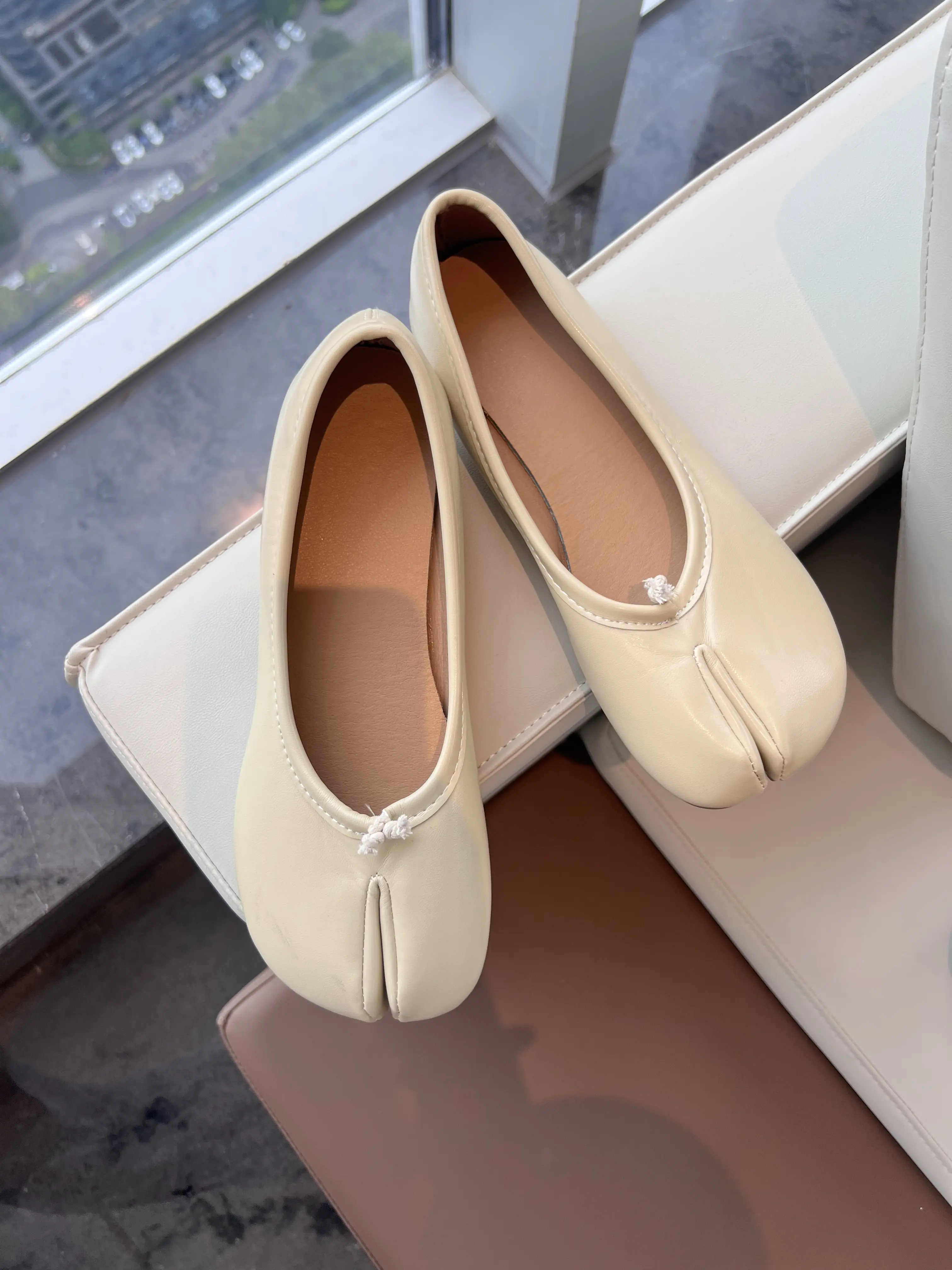 Cream Split Tabi Toe Ballet Flats Women Soft Faux Leather Slip On Loafers Minimalist Lightweight Walking Shoes All Match Daily Commute Casual Footwear for Dress Jeans