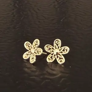 Aretes de Flor Gold Filigree Stud Earrings for Women Elegant Floral Design Fashion Jewelry