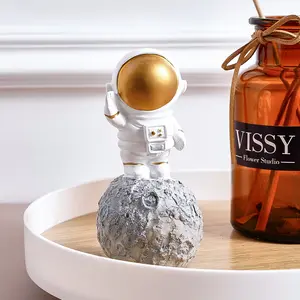 Cute Creative Astronaut Moon Standing Decorative Ornament, Resin Hand-Painted Astronaut Sculpture, Office Desk Decoration, Desk Ornaments