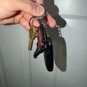 Mini Llavero Negro with Wooden Grips Detailed Elegant Design Includes Box Perfect for Collectors and Special Gifts