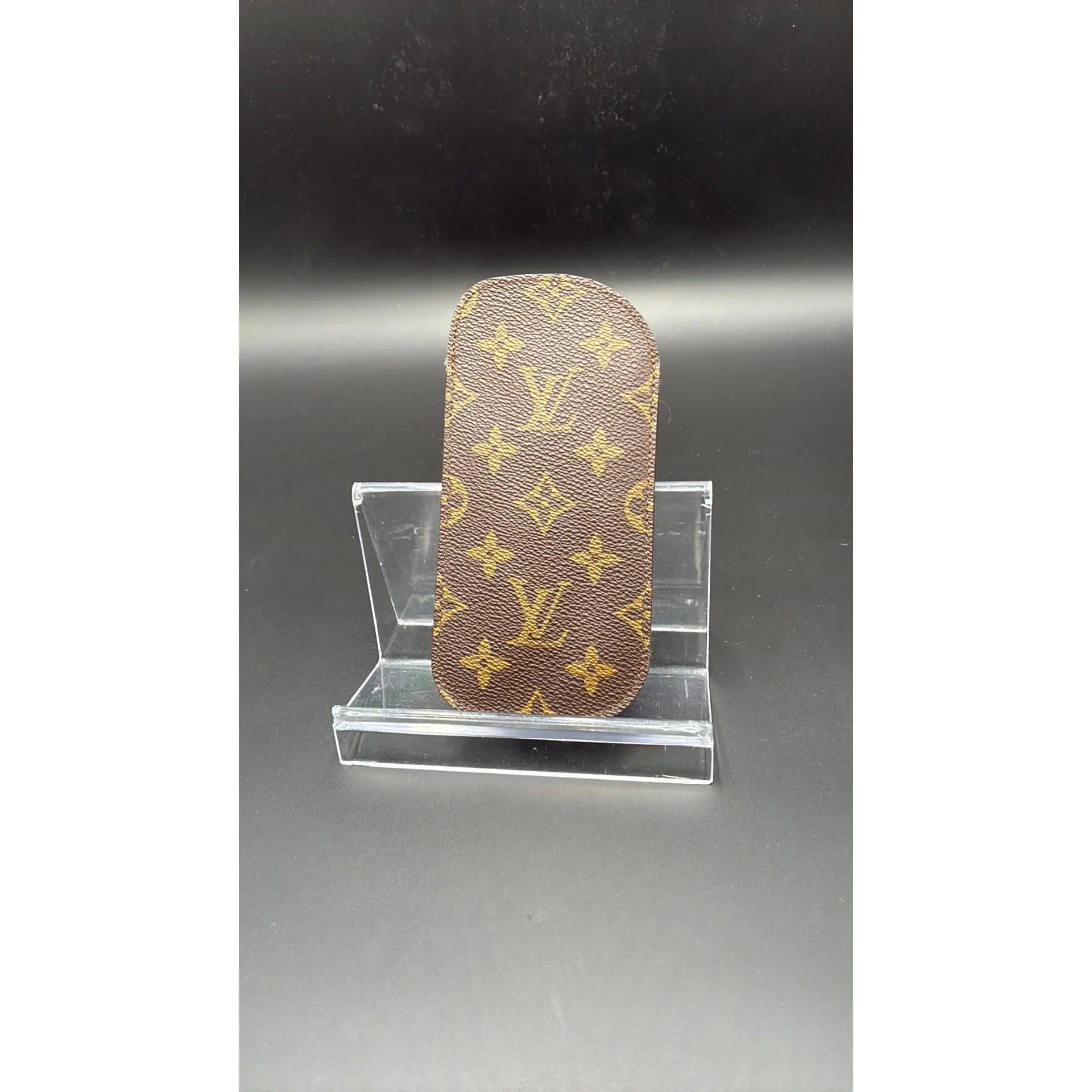 Pre-owned Louis Vuitton Leather Luxury Bags & Accessories Monogram Etui Lunettes Sunglasses Case Date Code: MI9003. Entrupy ID: XGVT2TD.