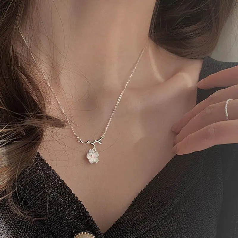 Ins Style Charm Sakura Blossom Necklace Minimalist Temperament Collar Chain Pendant Women's Fashion Jewelry Party Wedding Gifts