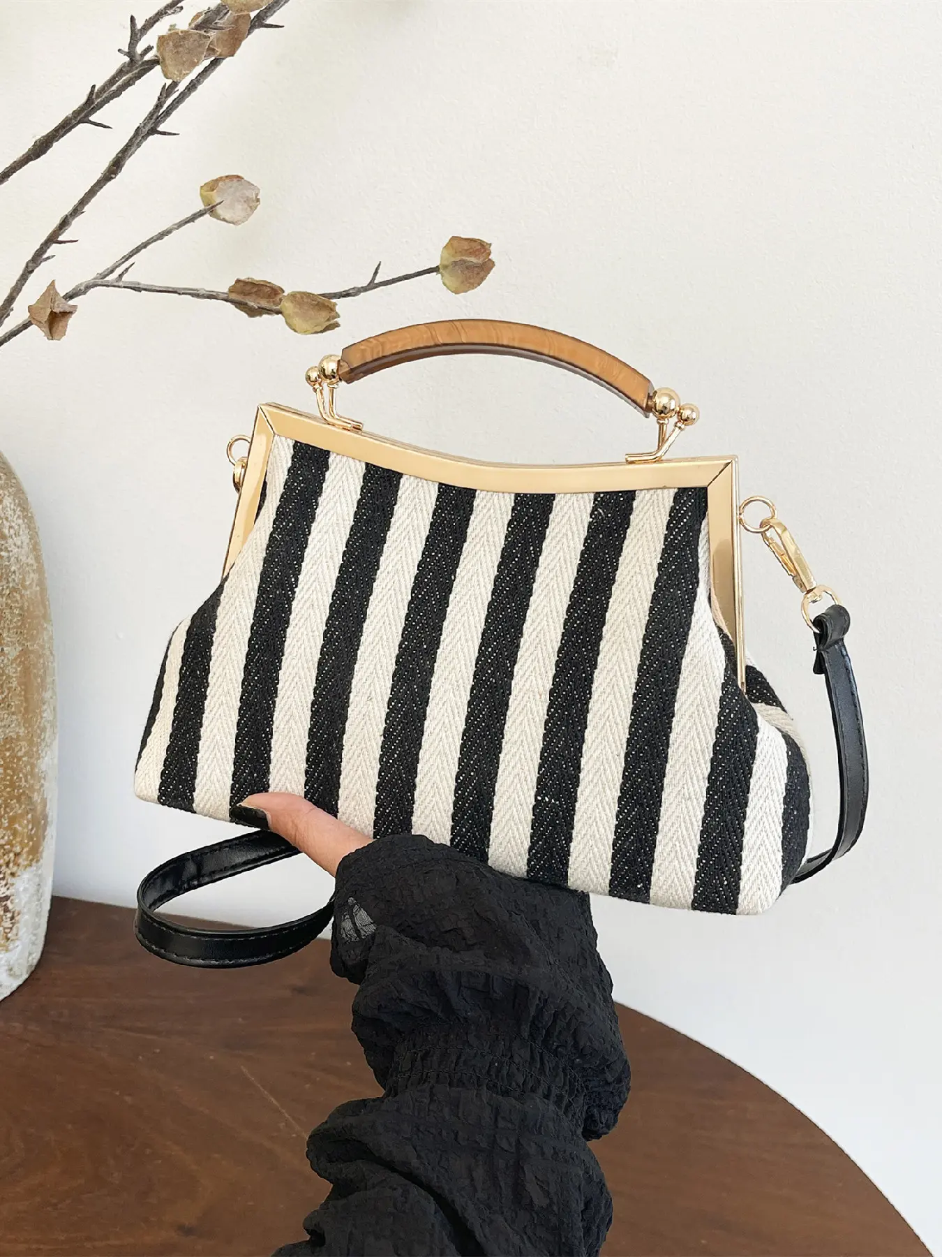 Simple and classic two-tone striped hand-held coin purse, women's casual and easy-to-match crossbody bag, kiss-lock closure, Stylish handbag, Handheld Shoulder Bag, Fashionable Handbag, Crossbody Purses