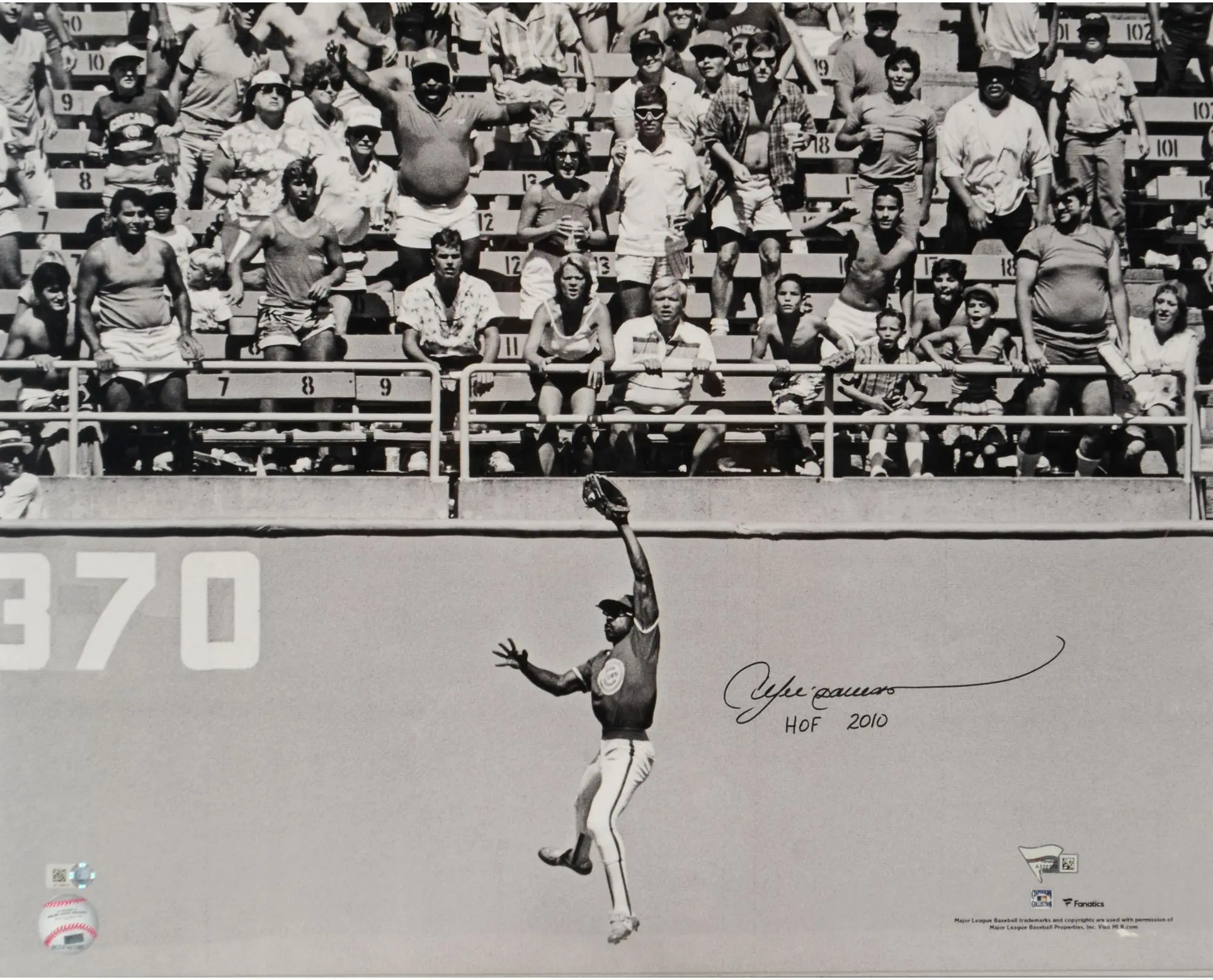Andre Dawson Chicago Cubs Autographed 16" x 20" Catch at the Wall Photograph with "HOF 2010" Inscription - Fanatics Authentic Certified
