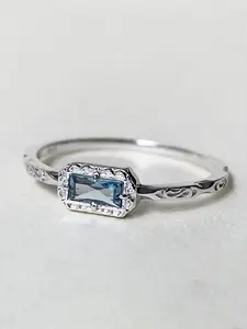 The rectangular cut aquamarine ring, is fixed with a four claw inlay and carved edging technique, with retro design, suitable for casual wear such as holidays/parties, and is the first choice for weddings and gift giving, Radiant rectangle rings