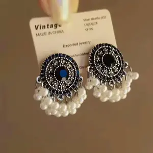 🏰 Windsor Castle-Inspired Black & Gold Pearl Tassel Earrings – A Royal Touch of Vintage Glamour 🏰