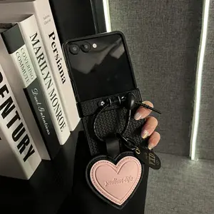 Korean Luxury Black Woven Pattern Leather Heart Pendent Phone Case for Samsung Galaxy Flip7 Flip7FE Zflip6 5 Zflip5 4 3 Cover
