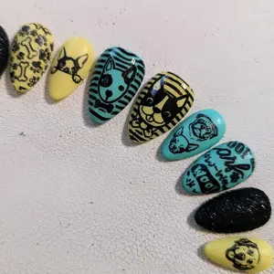 Custom Press-on Nails in Short Almond