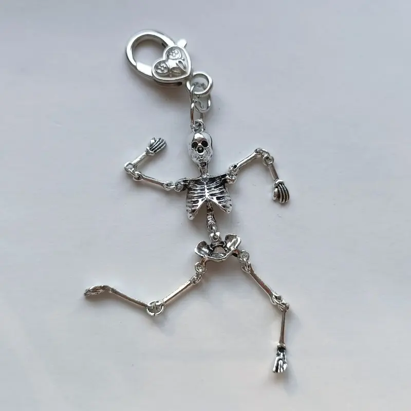 Retro Gothic dark twisted skull Aesthetic Keychain Stylish keychain pendant personalized skull backpack pendant Halloween fun gift
