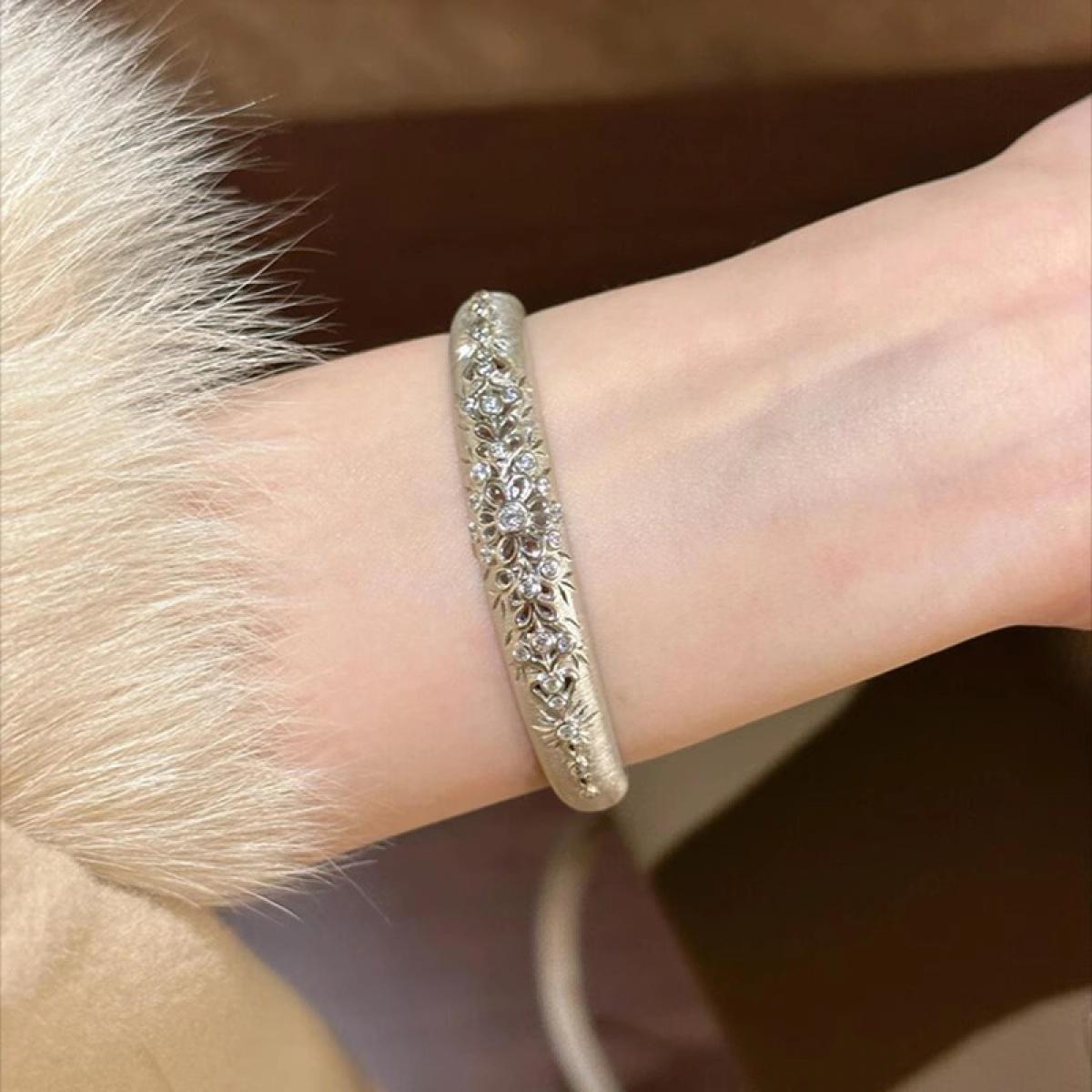 Cute Dainty Filigree Flower Pendant Necklace for Girls, Trendy Vintage Floral Wrist Jewelry, Aesthetic Cottagecore Accessory for Daily Outfits & Gifting, Trending Silver Necklace