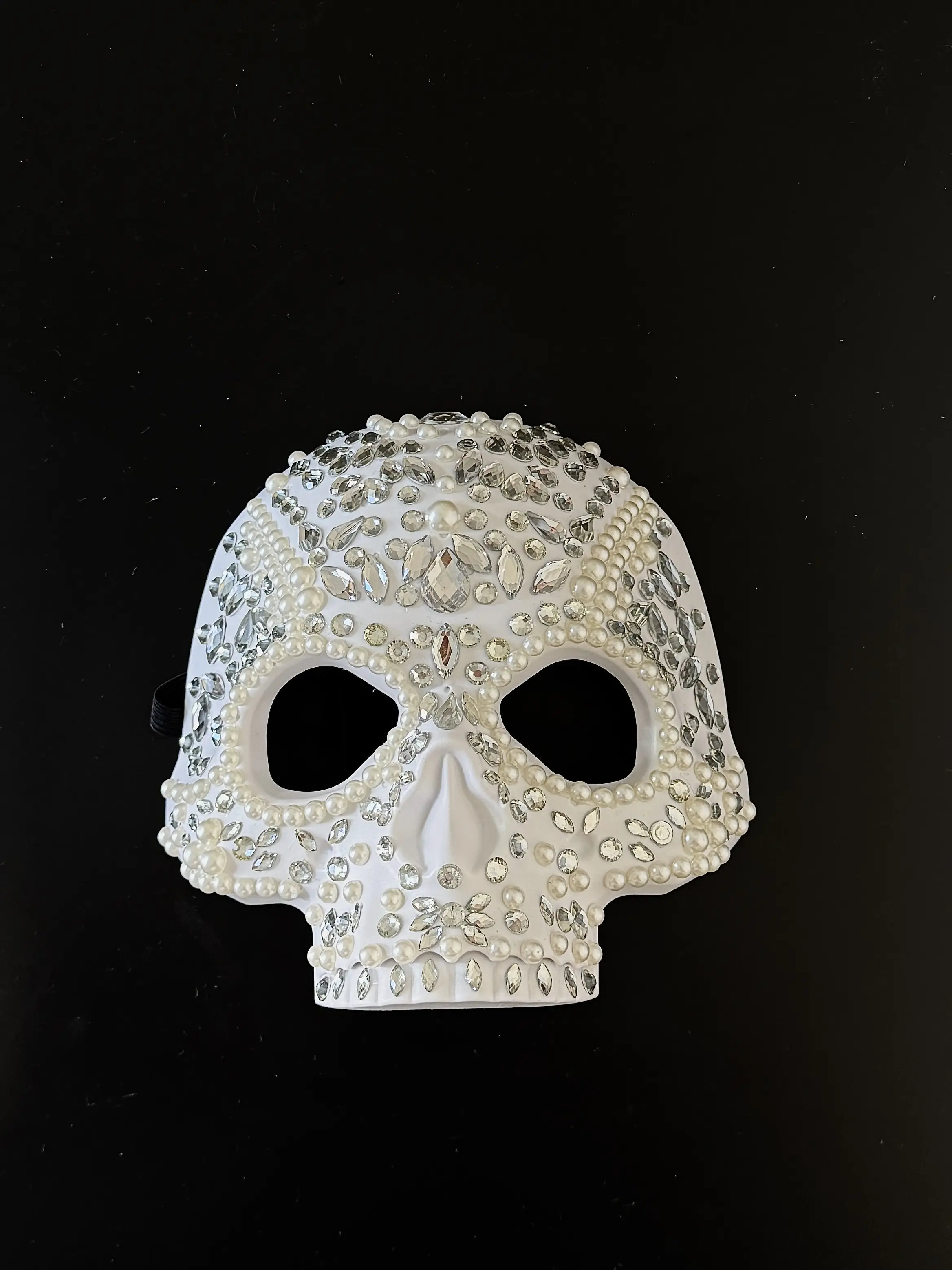 Rhinestone Skull Mask with Pearls Glam Halloween Masquerade Costume for Festive Wear Sparkling Rhinestones Elegant Pearls Versatile Stylish