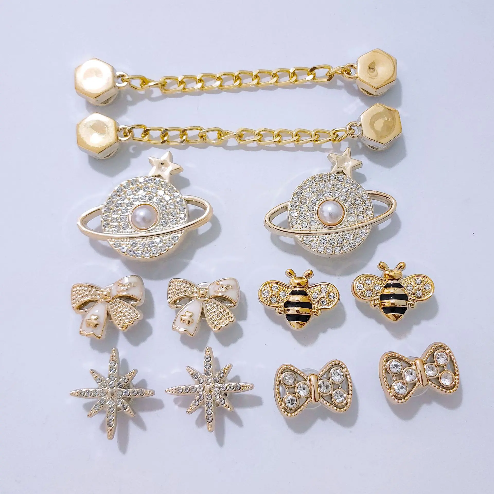1 Set Luxury Gold Planet & Bee Themed Footwear Charms Set, Sparkling Starburst Rhinestone Bow Chain Ornaments, Footwear Extras for Y2K Trendy Teen Girls (No Shoes Included)