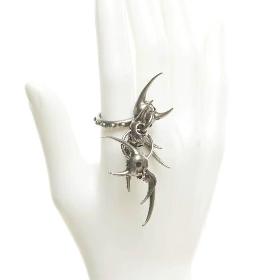 Dark Aesthetic Irregular Ring Gothic Spiked Skull Band Unique Statement Jewelry for Bold Fashionistas