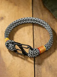 Outdoor Paracord Bracelet with Metal Carabiner Clasp, Men's Survival Rope Wristband for Sports and Casual Wear, Durable Jewelry Accessory