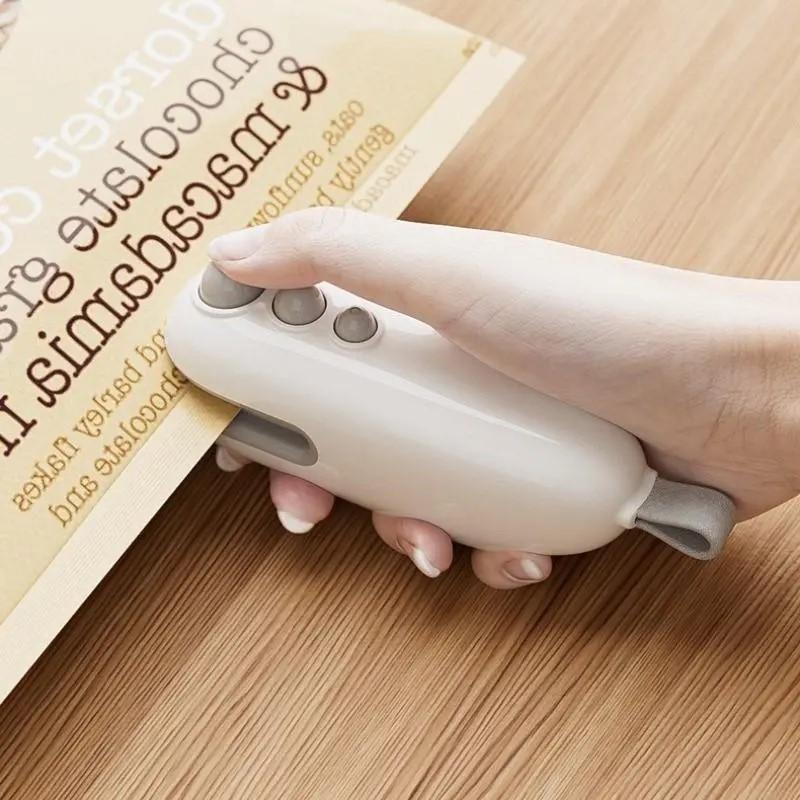 Mini snack bag sealing machine,USB rechargeable chip knife, plastic bag resealing machine, keep food fresh food storage sealer